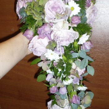 Brautstrauss mit fliederfarbigen Rosen